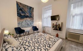 Free Parking, Downtown Apartment Near New York Cafe
